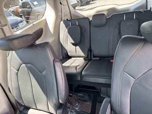 Used 2018 Chrysler Pacifica Touring-L FWD image 12