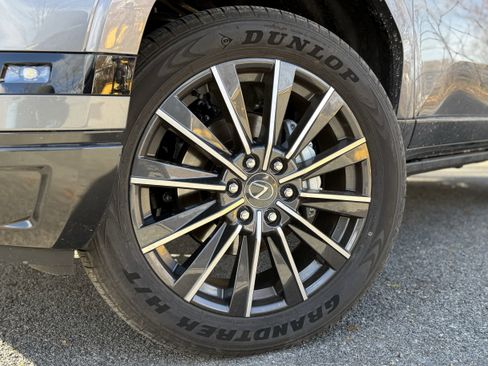 Used 2025 Lexus GX 550 image 9