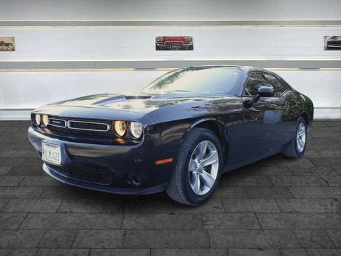 Used 2018 Dodge Challenger SXT RWD image 3