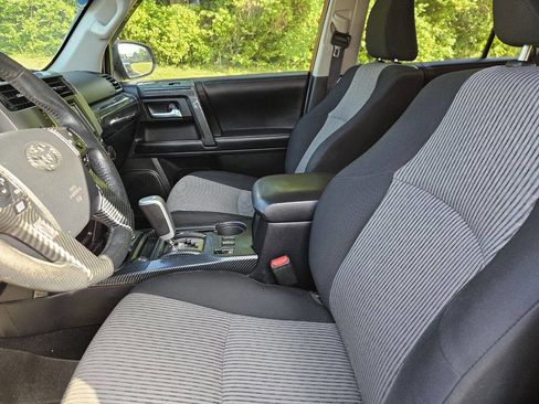 Used 2018 Toyota 4Runner SR5 AWD/4WD image 11