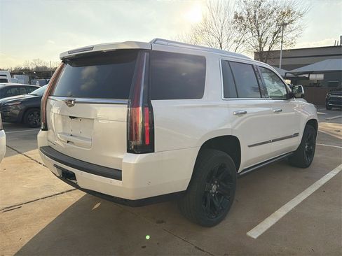 Used 2019 Cadillac Escalade Platinum image 3