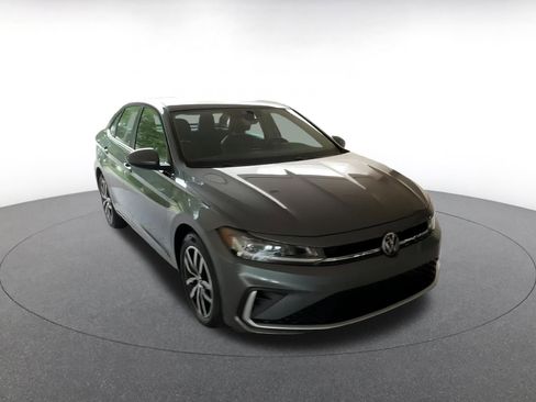 Used 2025 Volkswagen Jetta SE image 3