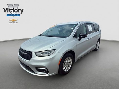 Used 2024 Chrysler Pacifica Touring-L FWD image 3