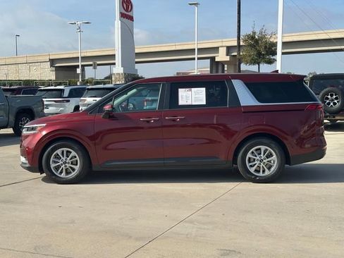 Used 2022 Kia Carnival LX image 7