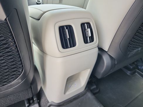 Certified 2025 Hyundai Tucson Limited FWD image 18