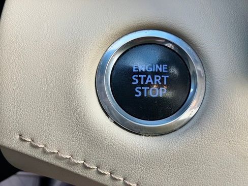 Used 2020 Toyota Highlander Limited image 2