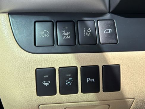 Used 2014 Toyota Highlander Limited Platinum AWD/4WD image 16