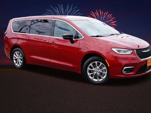 Used 2025 Chrysler Pacifica Select AWD/4WD image 2