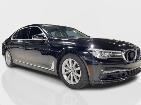 Used 2018 BMW 740i image 2