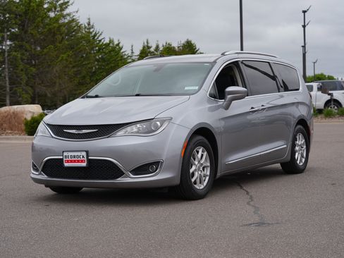 Used 2020 Chrysler Pacifica Touring-L FWD image 7