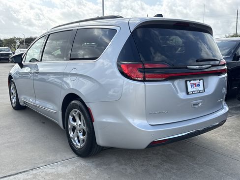 Used 2023 Chrysler Pacifica Limited image 5