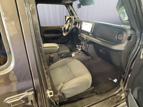 Used 2025 Jeep Wrangler Unlimited Rubicon AWD/4WD image 15