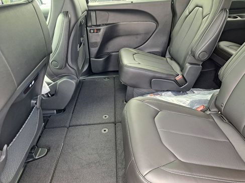 New 2025 Chrysler Pacifica Select image 22