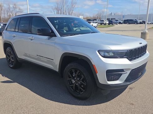 Used 2025 Jeep Grand Cherokee Altitude image 9