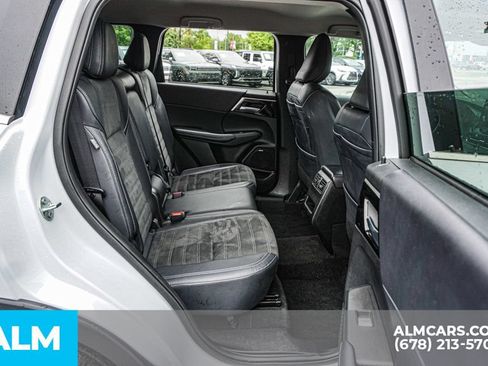 Used 2025 Mitsubishi Outlander SE FWD image 24