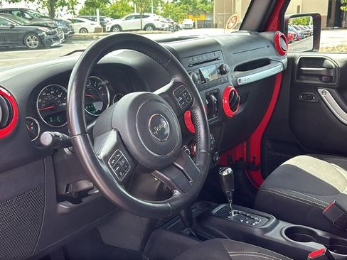 Used 2018 Jeep Wrangler Unlimited Sahara w/ Connectivity Group AWD/4WD image 22