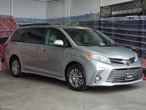 Certified 2020 Toyota Sienna XLE FWD image 1