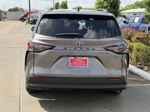 Used 2023 Toyota Sienna XLE image 6