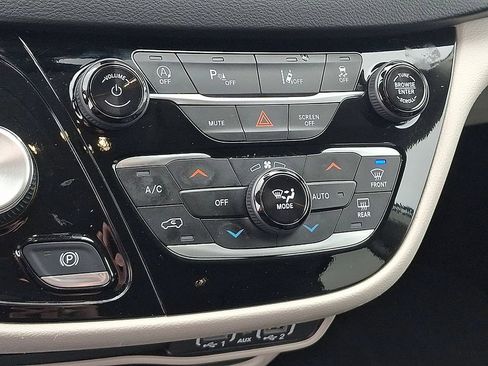 Used 2024 Chrysler Pacifica Touring-L FWD image 15