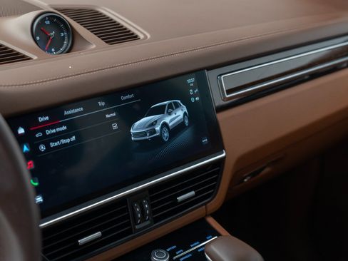 Certified 2023 Porsche Cayenne Platinum Edition AWD/4WD image 25