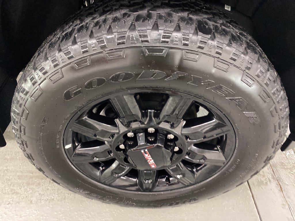 Used 2026 GMC Sierra 2500 AT4 AWD/4WD image 4