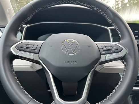 Certified 2025 Volkswagen Taos SE w/ Panoramic Sunroof Package image 24