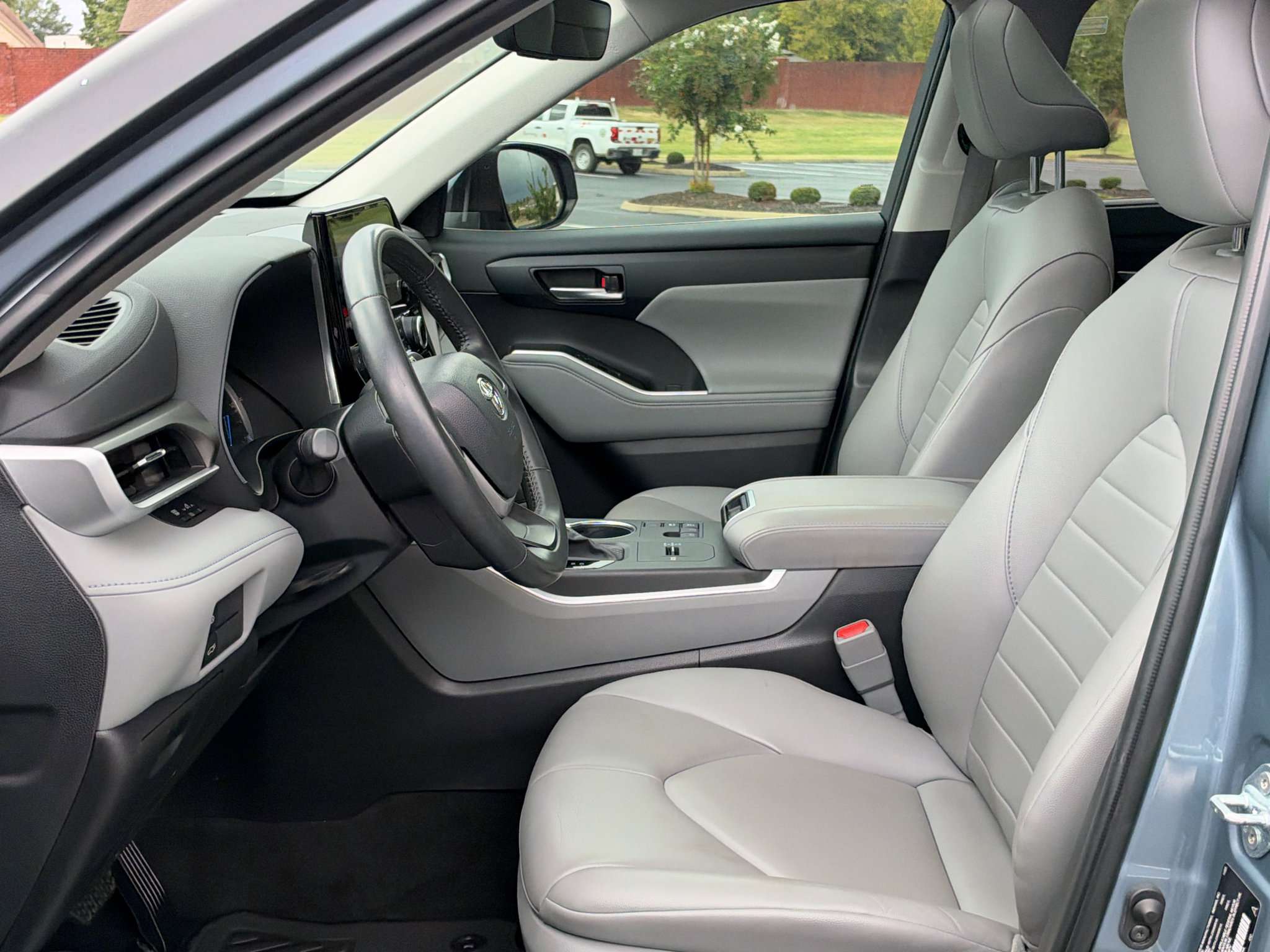 Used 2024 Toyota Highlander XLE FWD image 13