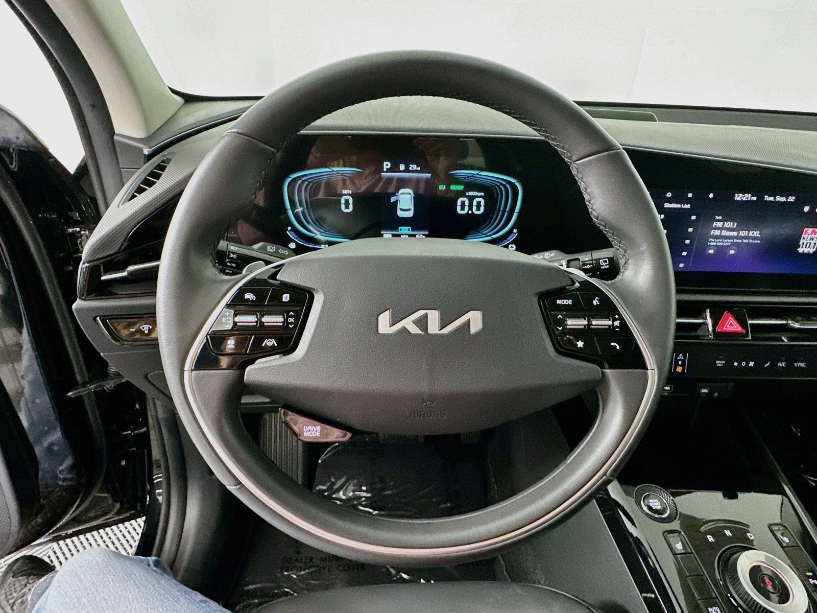 Used 2025 Kia Niro EX FWD image 12