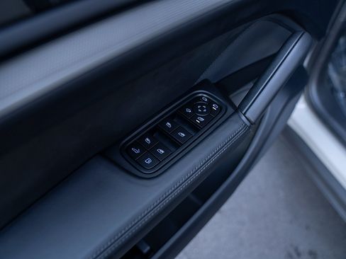 Certified 2025 Porsche Cayenne E-Hybrid AWD/4WD image 19