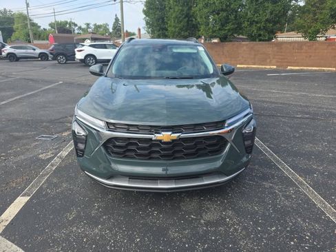 Used 2025 Chevrolet Trax LT w/ LT Convenience Package FWD image 10
