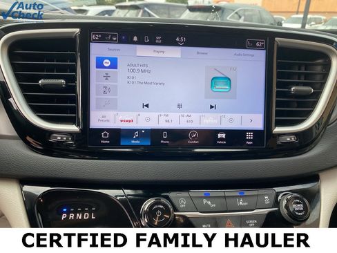 Used 2024 Chrysler Pacifica Touring-L image 38