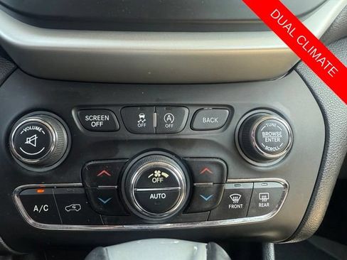 Used 2018 Jeep Cherokee Limited w/ Luxury Group AWD/4WD image 12