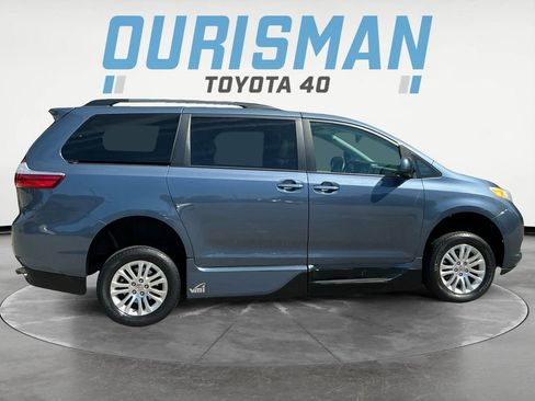Used 2017 Toyota Sienna XLE Premium FWD image 8