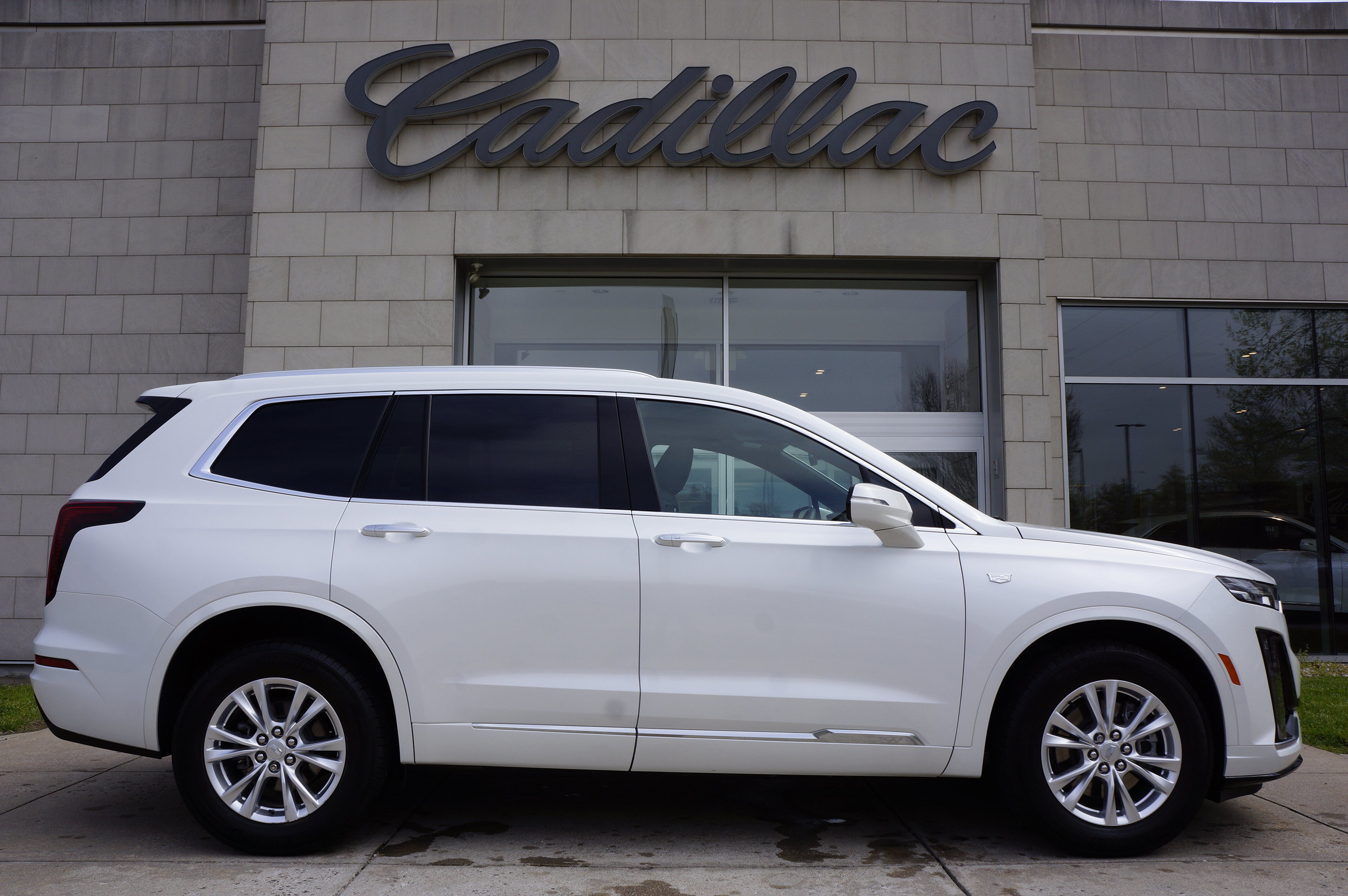 Used 2024 Cadillac XT6 Luxury AWD/4WD image 3