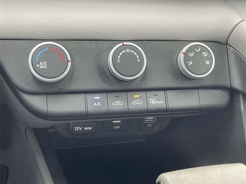Used 2022 Hyundai Elantra SE image 18