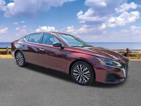 Used 2025 Nissan Altima 2.5 SV FWD image 10