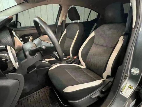 Used 2021 Nissan Versa SV image 3