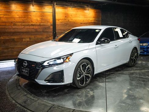 Used 2025 Nissan Altima 2.5 SR FWD image 2