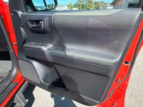Used 2018 Toyota Tacoma TRD Off-Road w/ TRD Premium Off Road Package AWD/4WD image 8