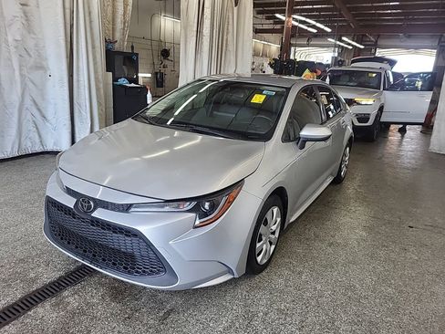Used 2022 Toyota Corolla LE FWD image 2