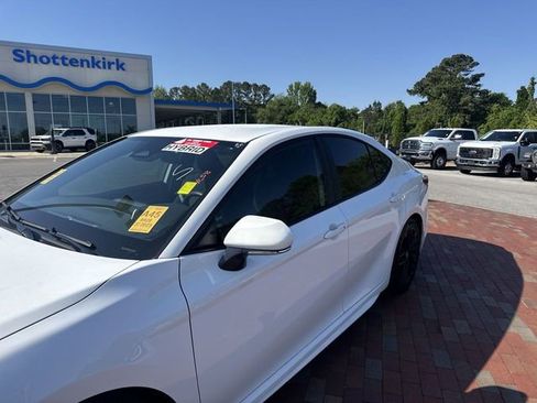 Used 2025 Toyota Camry SE w/ Convenience Package FWD image 5