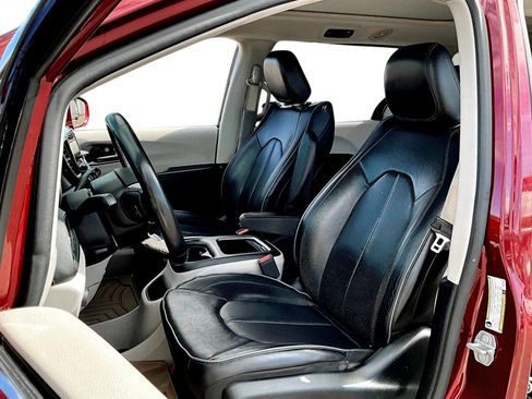 Used 2019 Chrysler Pacifica Limited image 24