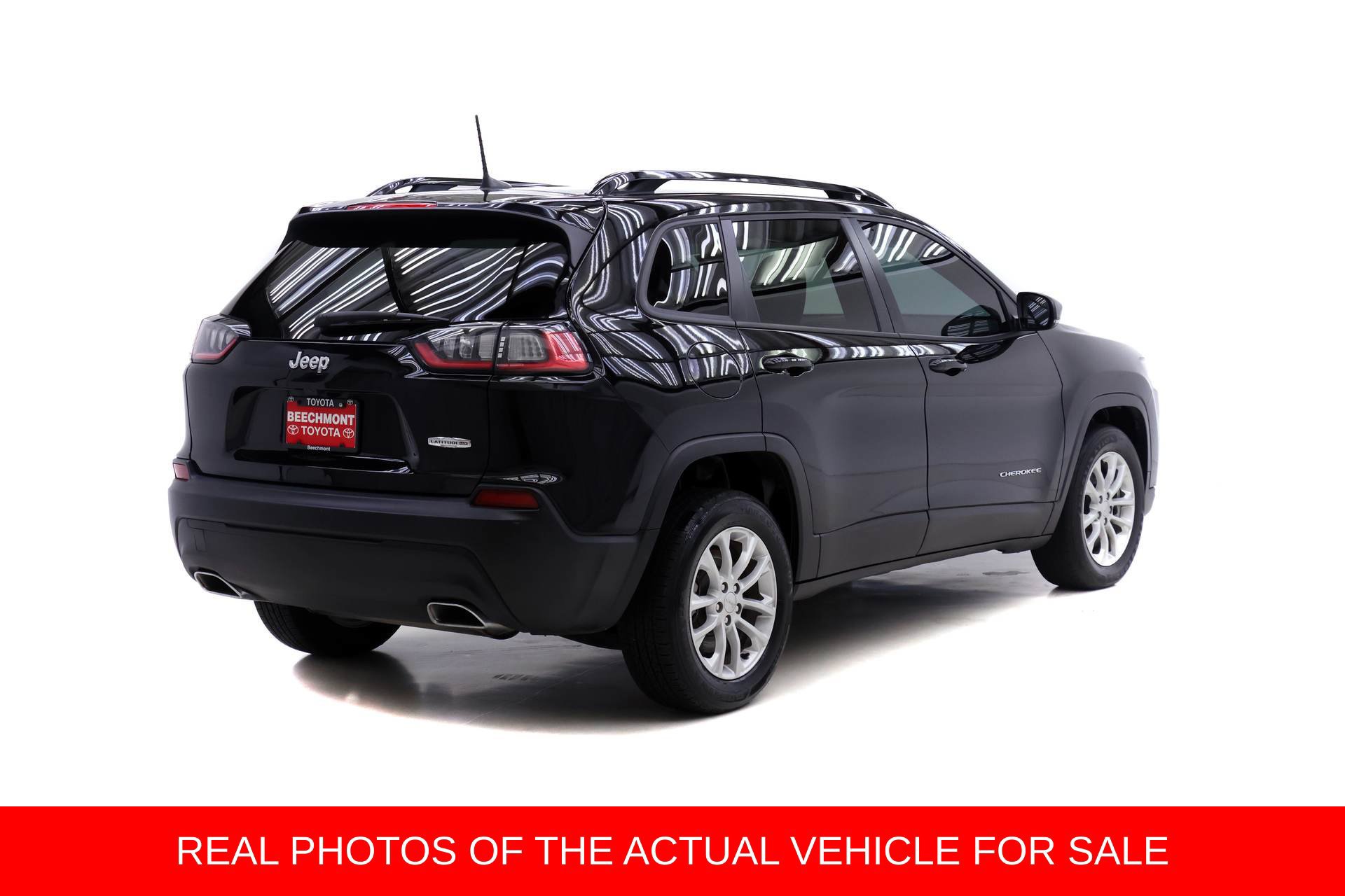 Used 2022 Jeep Cherokee Latitude Lux FWD image 2
