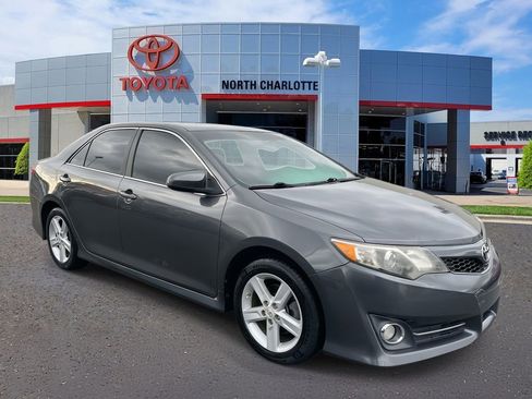 Used 2012 Toyota Camry SE image 2