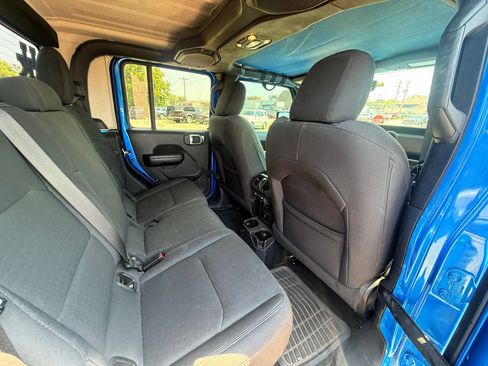 Used 2021 Jeep Gladiator Sport AWD/4WD image 9