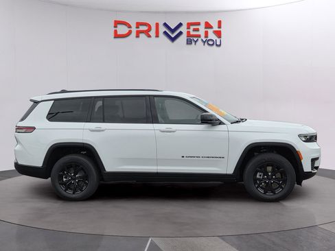 New 2025 Jeep Grand Cherokee L Altitude image 8