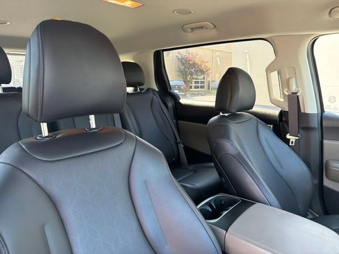 Used 2025 Kia Carnival FWD image 29