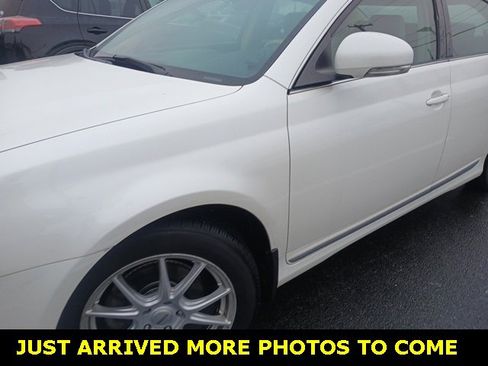 Used 2011 Toyota Avalon Limited image 2