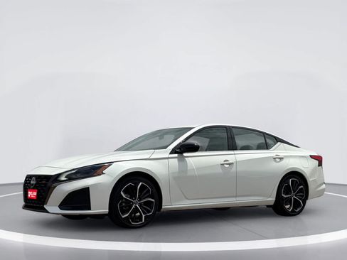 Used 2024 Nissan Altima 2.5 SR FWD image 2