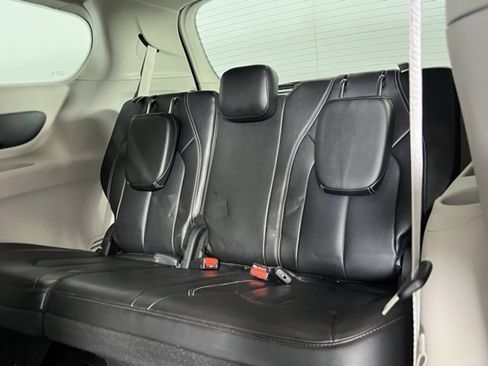 Used 2024 Chrysler Pacifica Touring-L image 27